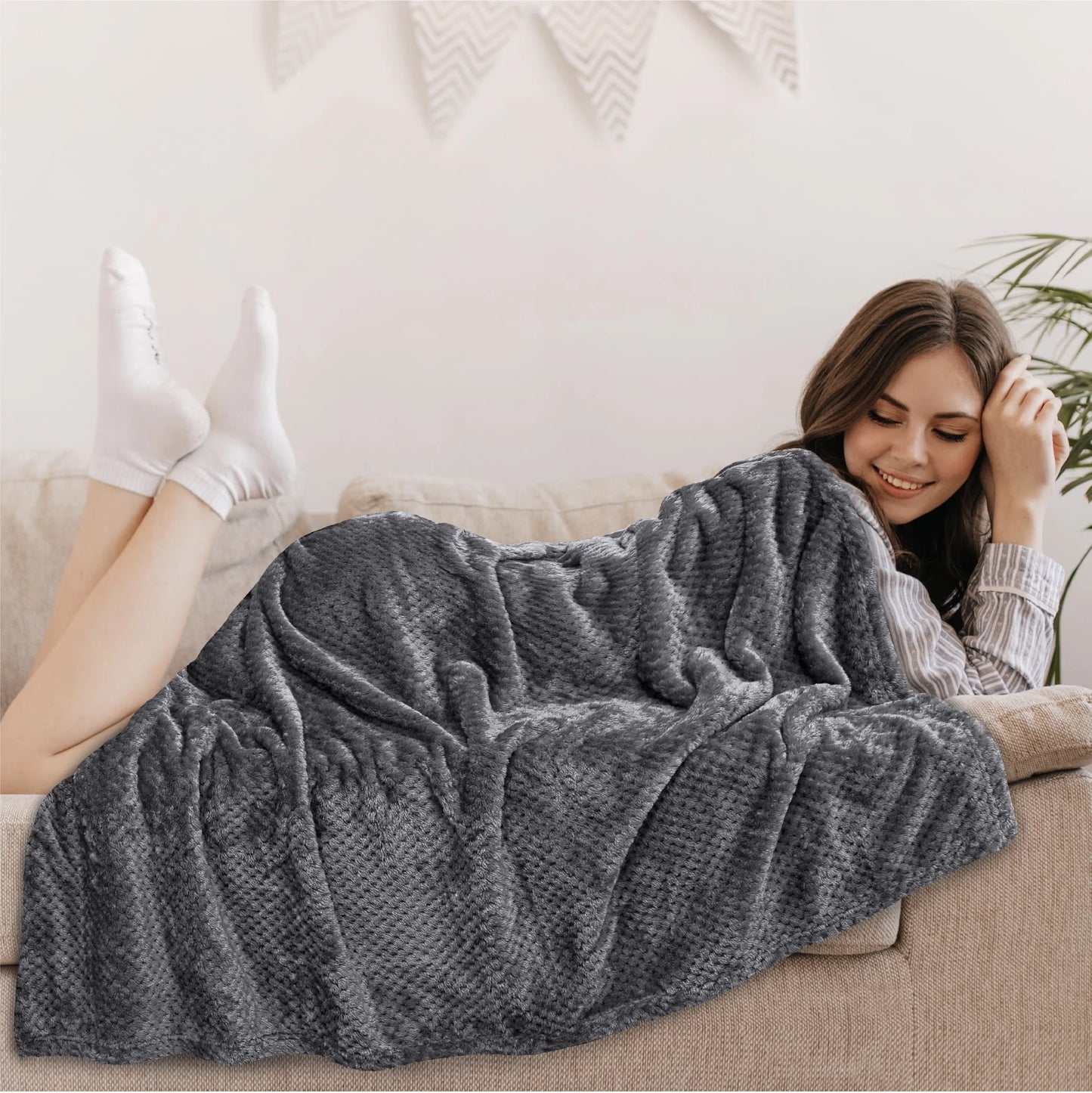 PAVILIA Waffle Fleece Throw Blanket for Couch Bed Dark Gray, Super Soft Fuzzy Cozy Blanket Sofa, Plush Warm Cute Decorative Home Decor Throw, Lightweight All Season, Charcoal Dark Grey, 50x60