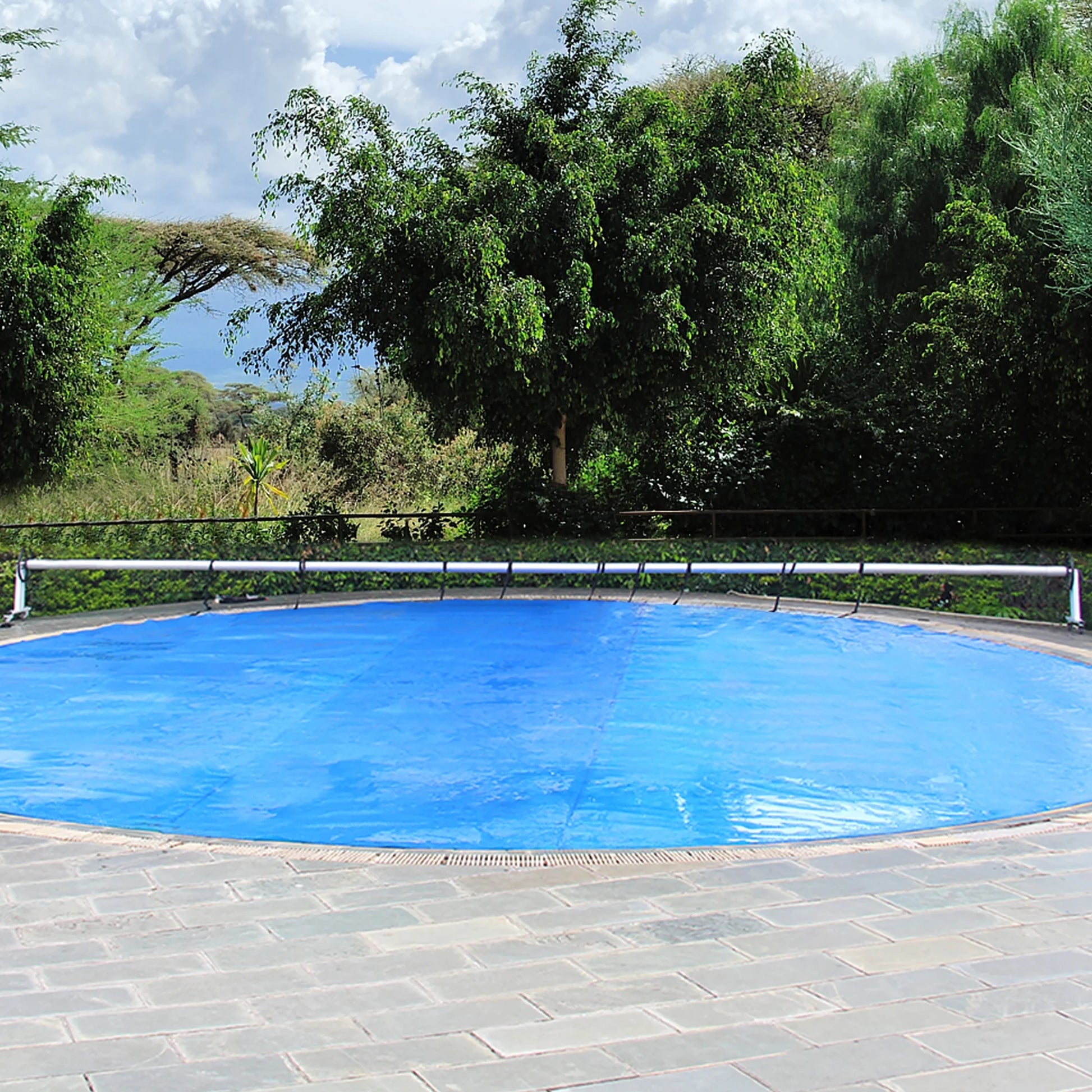 Costway 16x32 ft Rectangular Pool Solar Cover 12 Mil Heat Retaining Blanket with Carry Bag