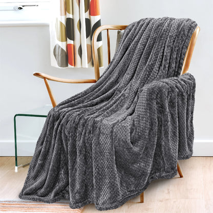 PAVILIA Waffle Fleece Throw Blanket for Couch Bed Dark Gray, Super Soft Fuzzy Cozy Blanket Sofa, Plush Warm Cute Decorative Home Decor Throw, Lightweight All Season, Charcoal Dark Grey, 50x60