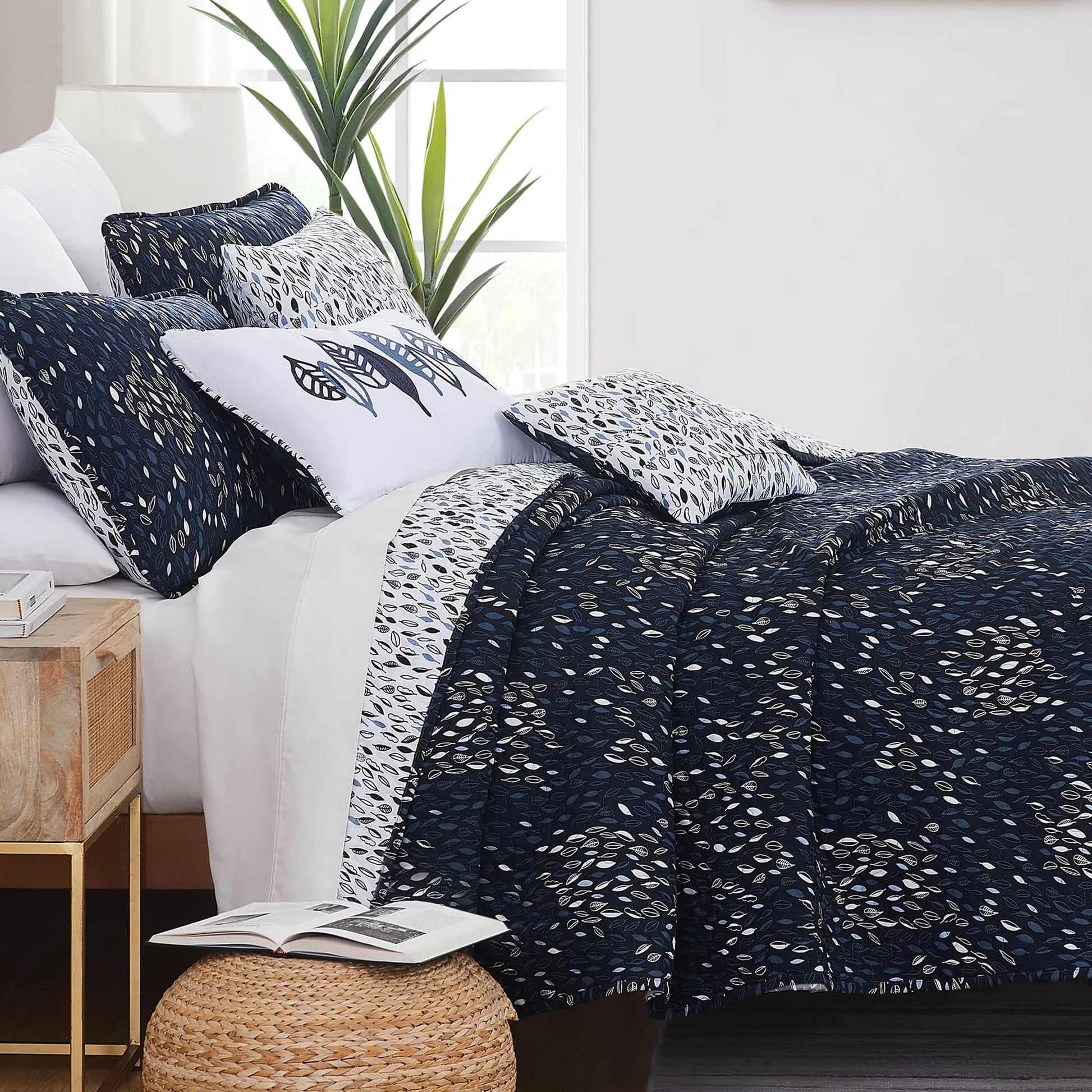 Southshore Fine LinensOversized 5-Piece Twin/Twin XL Quilt Bedding Set with two matching shams and three decorative throw pillows, oversized Paisley farmhouse bedspread Pure Melody Aqua